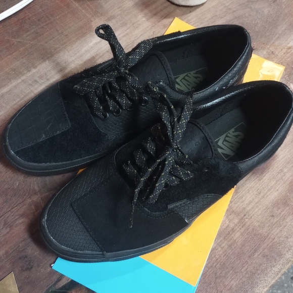 Vans - Picture 3 of 10